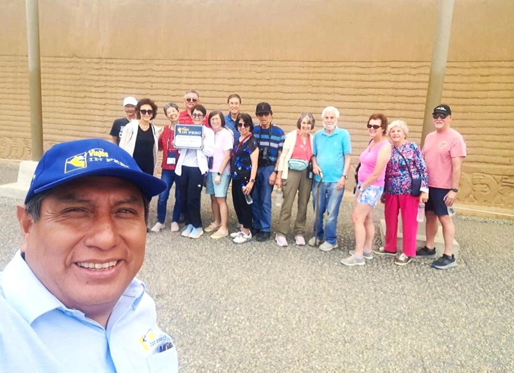 Guía de turismo de Viajes In Perú explicando la historia local a un grupo de viajeros en Trujillo